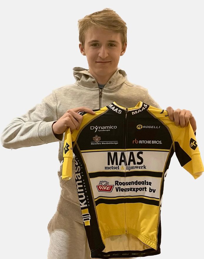 Henri Naessens met het shirt van Willebrord Wil Vooruit, z'n nieuwe Nederlandse ploeg.