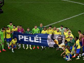 Spelers van Brazilië brengen eerbetoon aan zieke Pelé na bereiken kwartfinales op WK