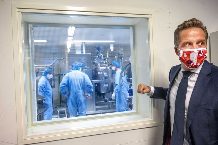 Coronaminister Hugo de Jonge op bezoek bij een laboratorium van Sanquin. Beeld EPA
