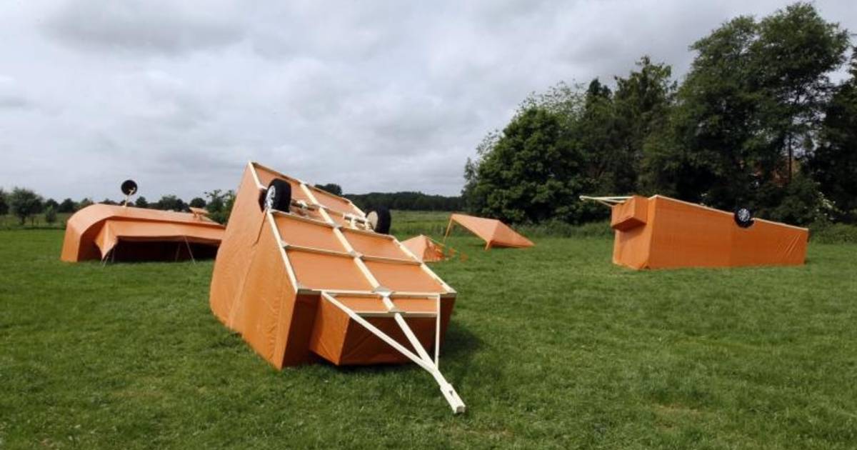 Slapen in omgewaaide caravan is kunst