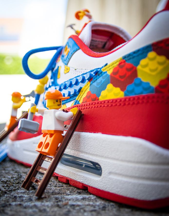 Sneakers gemaakt met LEGO blokjes vallen in de smaak Echte