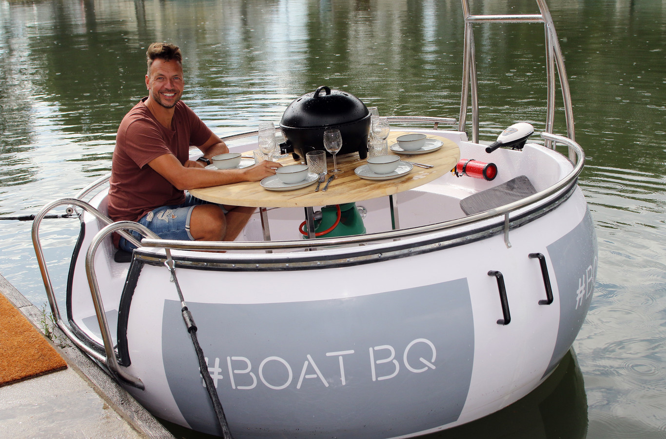 Sinds deze week vaart de Boat BQ uit in Herentals twee uur lang