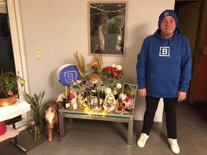 Dimitri Ducoulombier thuis aan het rouwhoekje voor zijn moeder