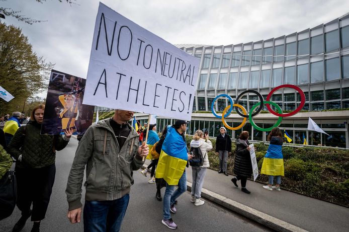 Pro-Oekrainse betogers protesteerden in maart voor het hoofdkwartier van het IOC: zij willen niet dat Russische atleten onder 'neutrale vlag' aan de Spelen in Parijs deelnemen.