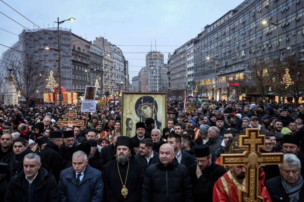 Servisch-orthodoxe gelovigen marcheren door Belgrado uit protest tegen de omstreden wet op de godsdienstvrijheid die in Montenegro is aangenomen. Beeld AFP
