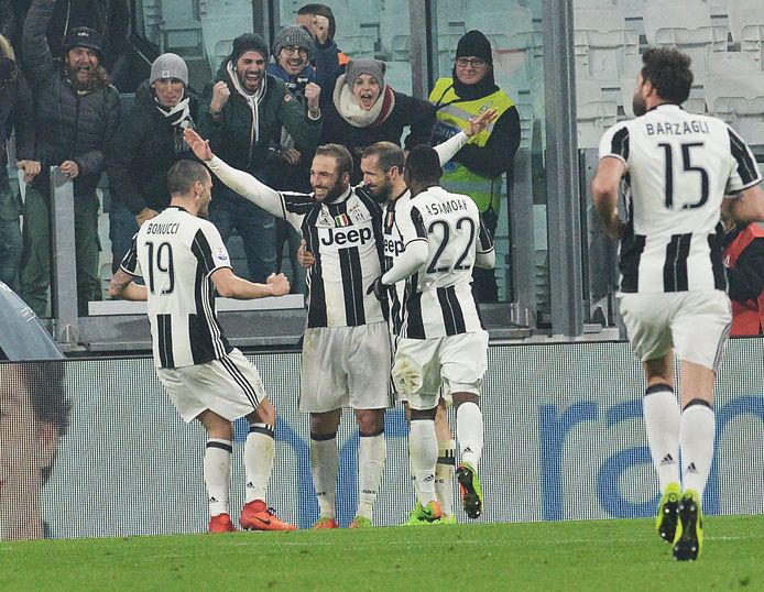 Gonzalo Higuain viert de 2-1 van Juventus tegen Napoli.