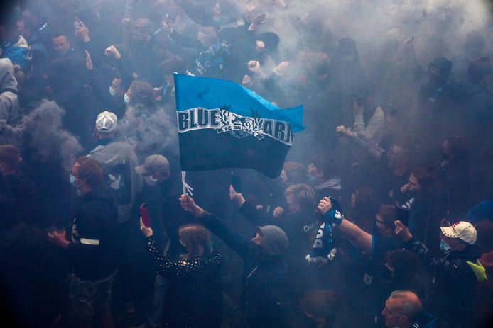 supporters wachten op de spelersbus van Club Brugge op de Platse van St Andries