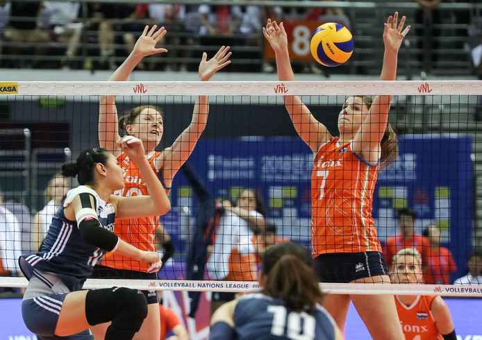 In de eerste wedstrijd van Nederland in de Final Six van de Volleyball Nations League in Nanjing proberen Juliet Lohuis en Lonneke Sloetjes een aanval te blokkeren van Xia Ding