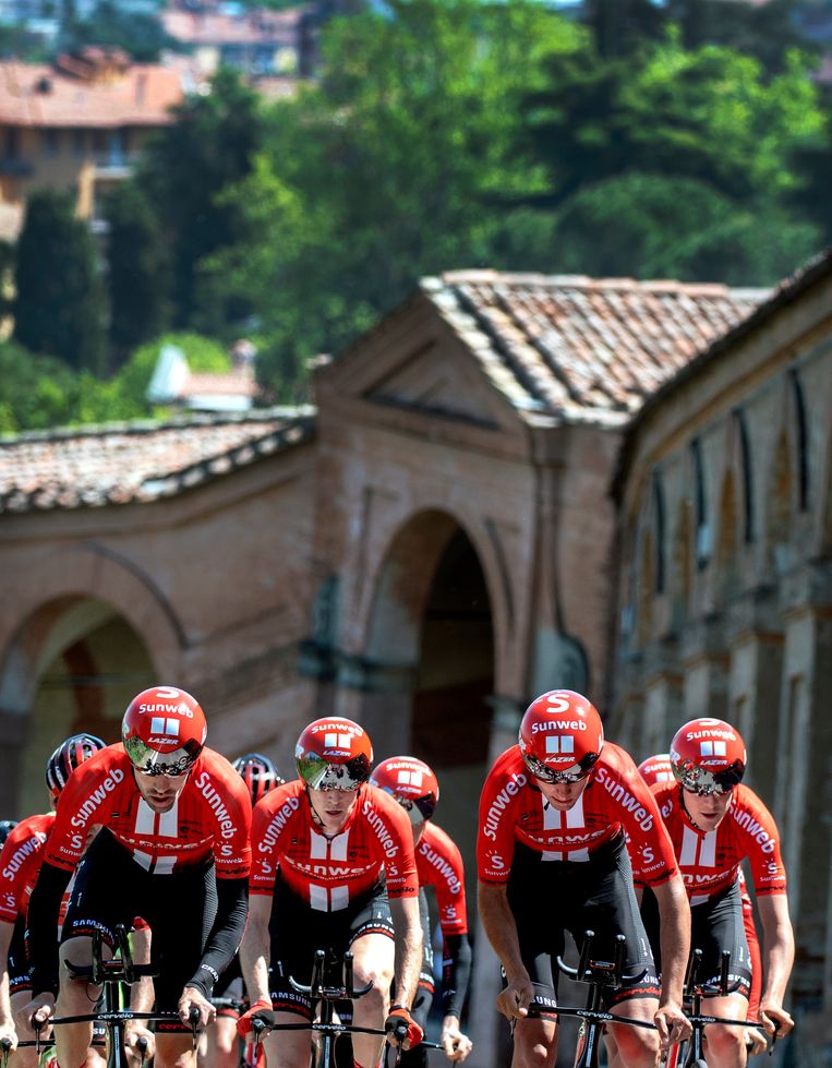 Tom Dumoulin (links ) traint met zijn Team Sunweb ploegmaten op de beklimming naar San Luca waar morgen de proloog (tijdrit) van 8 km van de Giro 2019 verreden wordt.
 Beeld Klaas Jan van der Weij