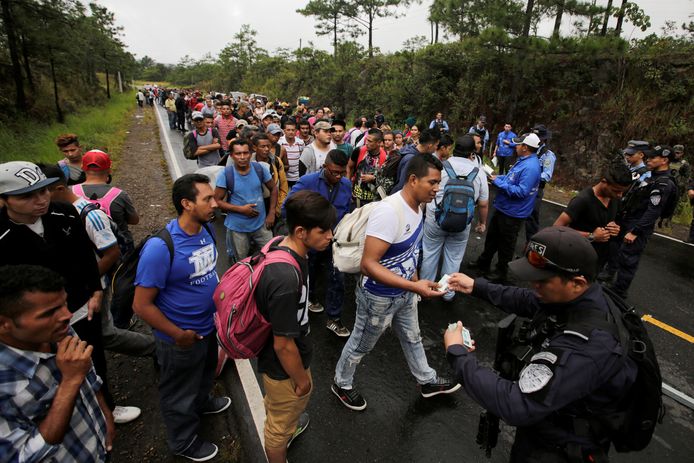 De migranten zijn de grens van Honduras met Guatemala overgestoken en trekken nu verder. De stoet neemt elke dag grotere proporties aan.