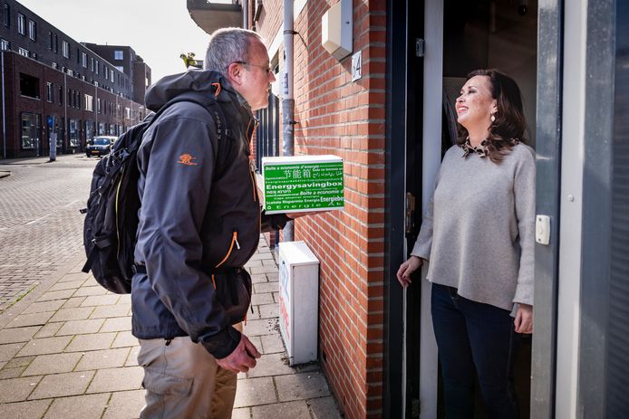 Een van de energiecoaches op pad met de Energiebox.