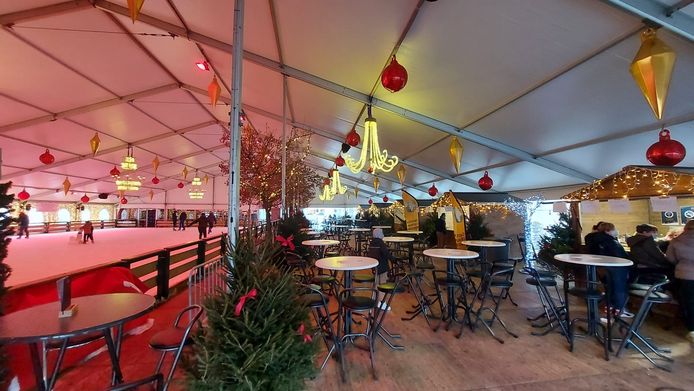 De winterchalets (rechts) sluiten vanaf zondag 26 december