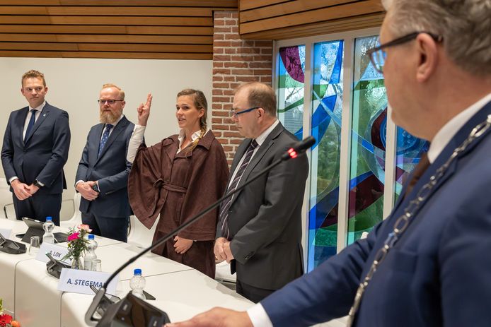Anne Lok wordt geïnstalleerd als Gemeentebelangen-raadslid in Staphorst. Samen met partijgenoot Alfred Stegeman en PvdA'er Liesbert Lubberink vormt ze de complete oppositie.