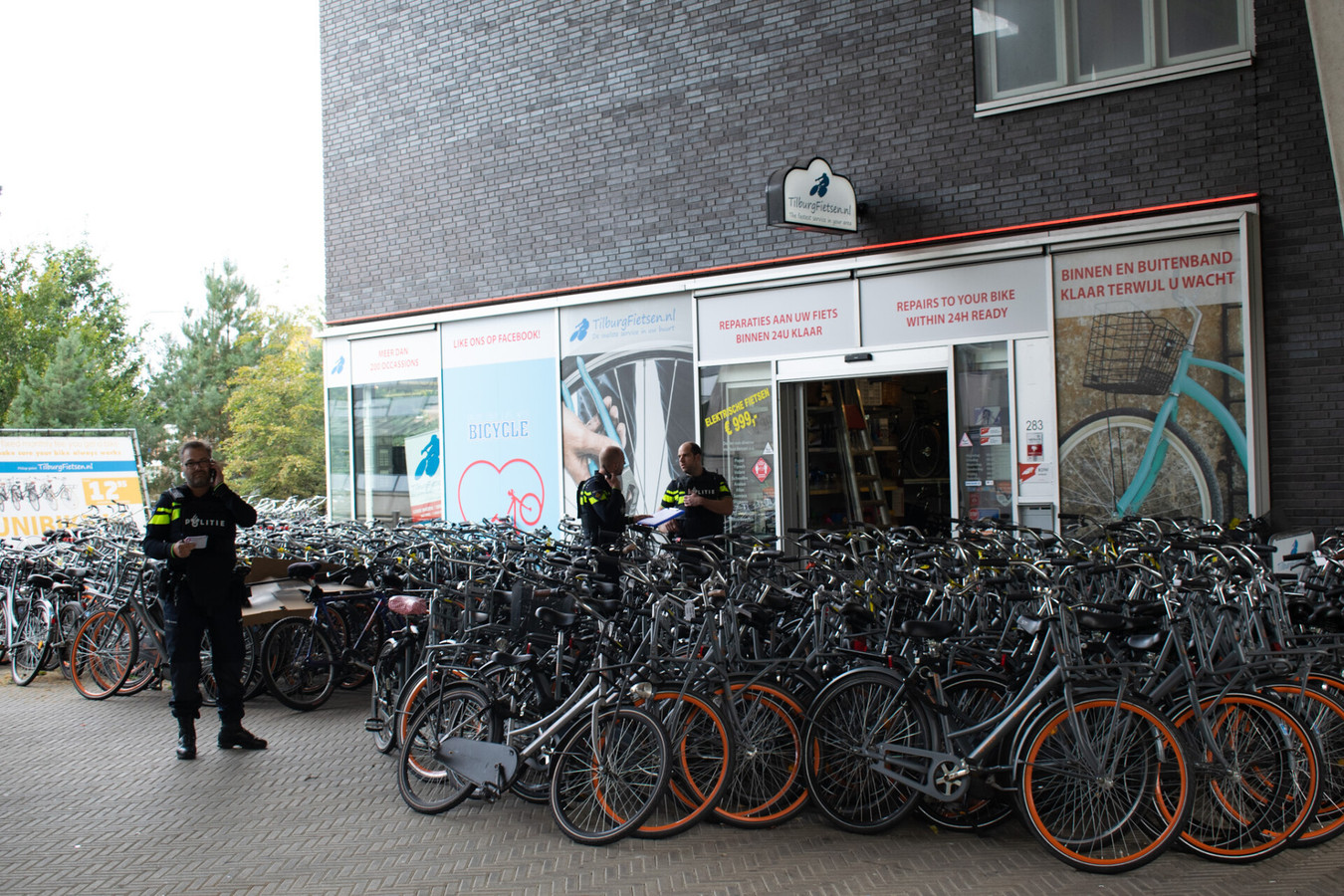 Veraangenamen Reorganiseren Ineenstorting Drie mannen aangehouden na een conflict bij een fietsenwinkel in Tilburg |  Foto | bd.nl