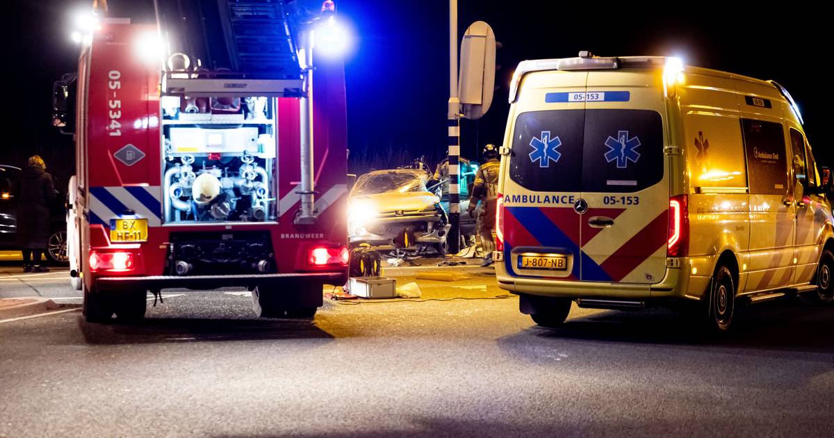 Aanrijding op N35 in Nijverdal, hulpdiensten bevrijden bestuurder uit auto.