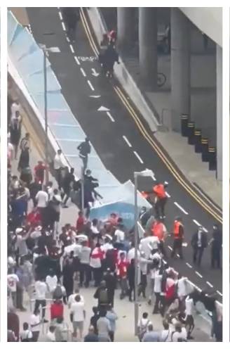 ‘Shame on you’: Engelse fans dringen Wembley binnen en overlopen stewards, tientallen arrestaties en 19 agenten gewond na finale