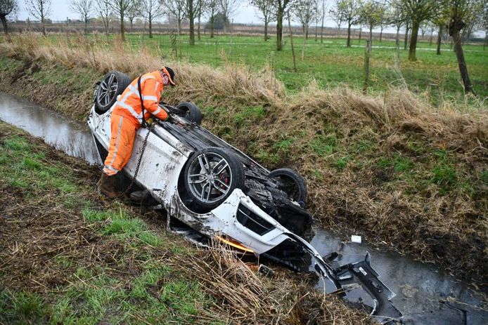 De auto is geborgen door bergingsbedrijf Van Egeraat.