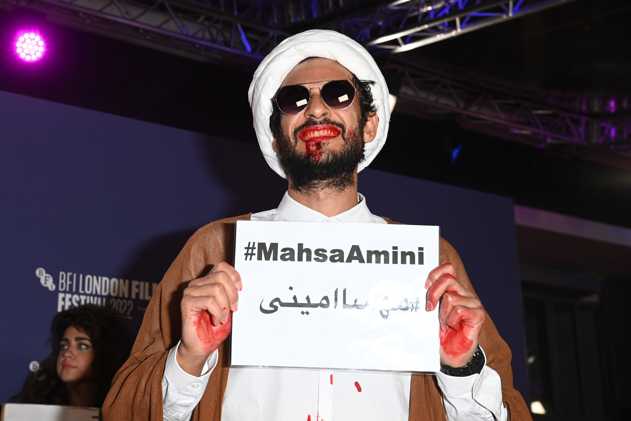 Op de rode loper van het London Film Festival geeft regisseur Ali Abbasi - in toepasselijke outfit - duidelijk aan wat hij denkt van het regime in Teheran.  Beeld Getty Images for BFI