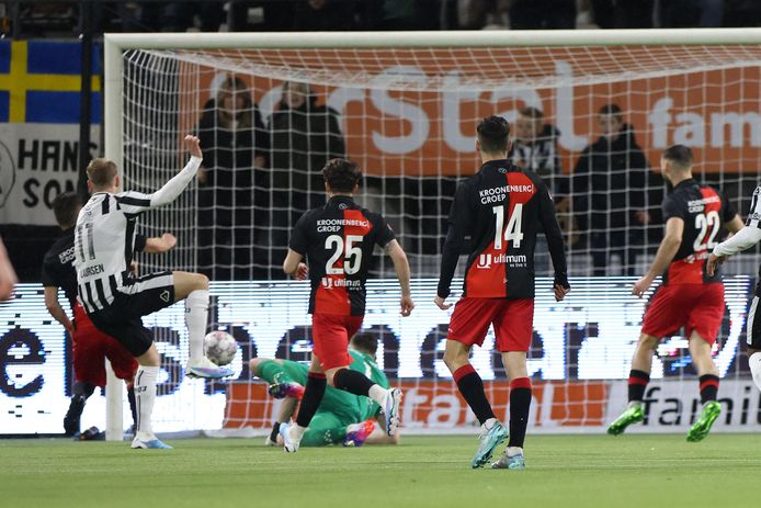 Nikolai Laursen frommelt de 1-1 binnen tegen Almere City.