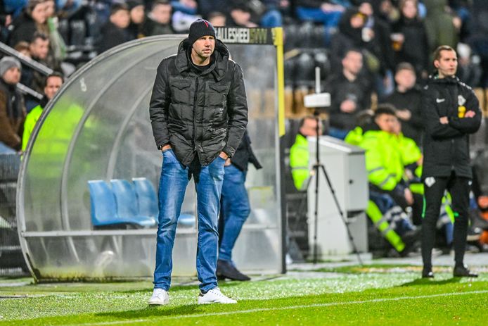 Bob Peeters pakte in zijn eerste wedstrijd als eindverantwoordelijke bij Helmond Sport een punt bij VVV-Venlo. Vrijdag wacht NAC.