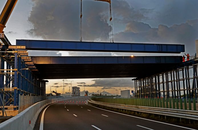 Werd bij het plaatsen van deze 'tafel' de weg afgesloten, bij de bouw van twee viaducten boven de A15 kan het verkeer gewoon doorrijden.