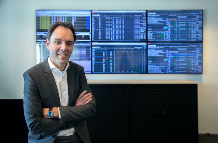 Algemeen directeur Rob van Gennip van  Scholt Energy in de kantoorruimte waar het bedrijf dagelijks de koersen van de handel in energie volgt.