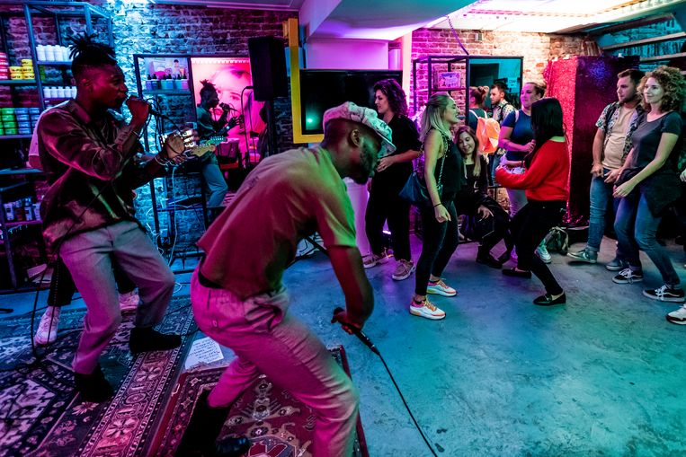 Traditiegetrouw vindt de aftrap van De Popronde in Nederland plaats in Nijmegen. Bij de kapperszaak Kinki Kappers speelden de rappers van GIAN.   Beeld Hollandse Hoogte