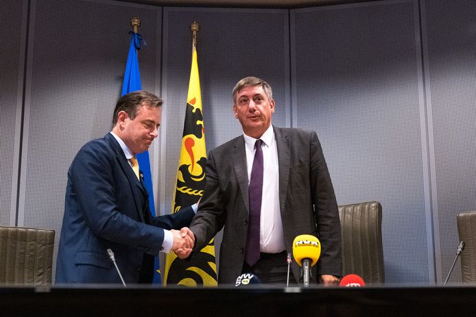 N-VA-informateur Bart De Wever geeft midden augustus de fakkel door aan zijn partijgenoot en van dan af formateur Jan Jambon.