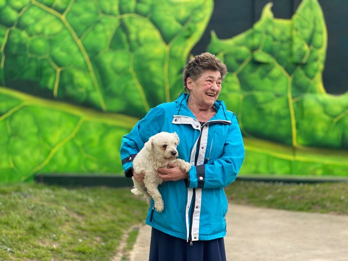 Agnes met Baloe voor de muurschildering van Adele Renault.
