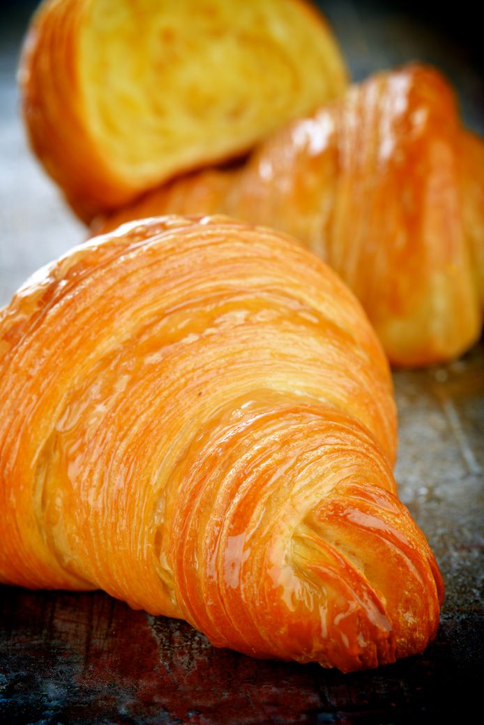Goudbruine en vers gebakken croissant