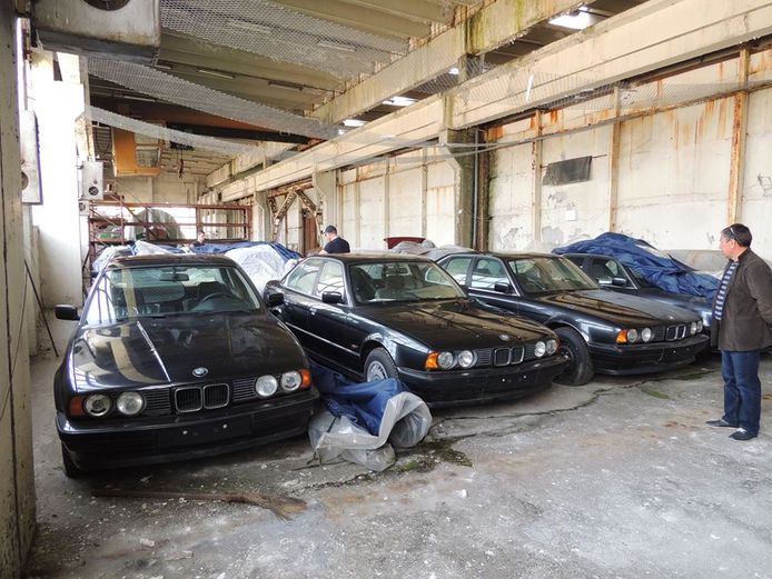 Elf BMW’s, voornamelijk zwarte, staan sinds de jaren 90 ongebruikt in een Bulgaarse opslagplaats