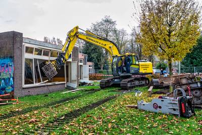 Wethouder sloopt eigen oude klaslokaal: nieuwbouw van De Stuifhoek in Made kan beginnen