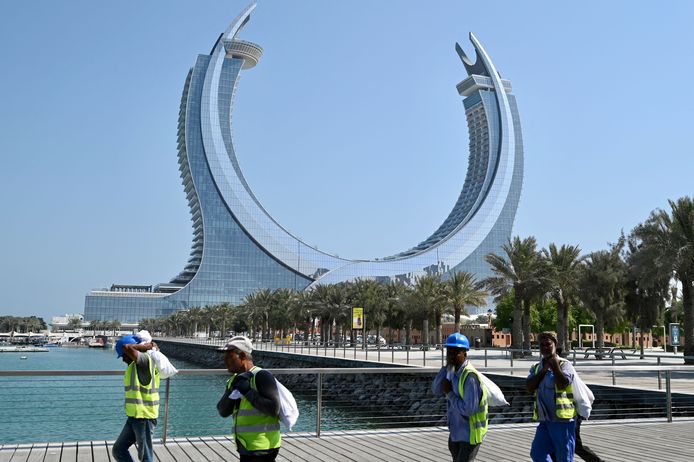 Buitenlandse werknemers in de Qatarese kustplaats Lusail. Het wereldkampioenschap in Qatar krijgt al langer internationale kritiek vanwege de behandeling van de buitenlandse arbeiders en de strikte sociale wetgeving.