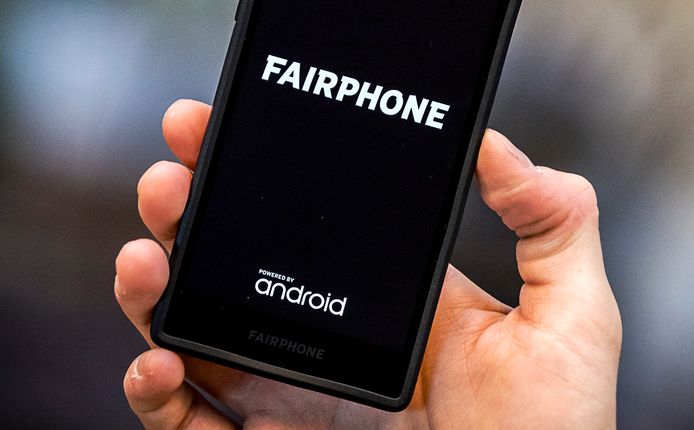 Een smartphone van het Nederlandse bedrijf Fairphone, maker van eerlijke smartphones.