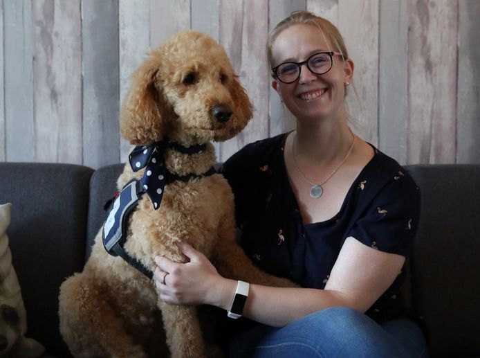 Mindy van den Broek met haar hulphond Tynke.