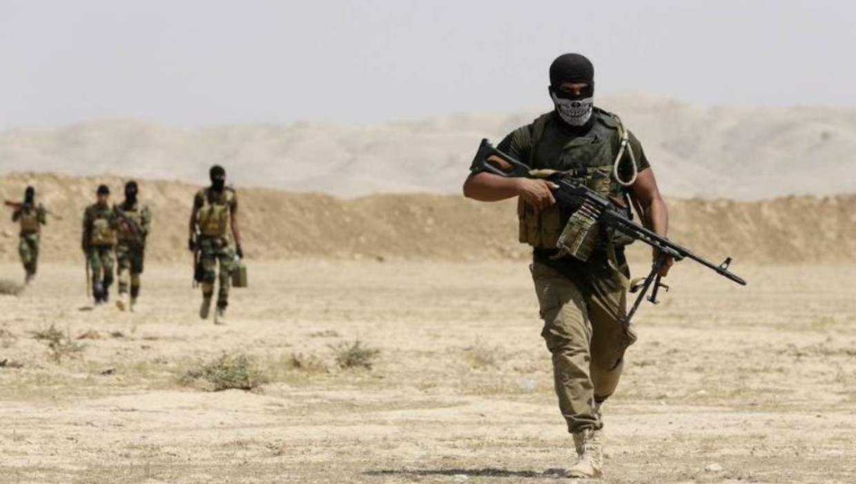 Leden van de Asaib al-Hak-militie, samen met peshmerga-strijders, nabij Tikrit. Beeld reuters