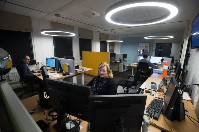 Een soort van 112-meldkamer, maar dan voor zorg in de thuissituatie. Medewerkers van Medisch Service Centrum NAAST in het Gelderse Varsseveld zitten ook 's nachts aan de telefoon om mensen te helpen.  Foto Theo Kock