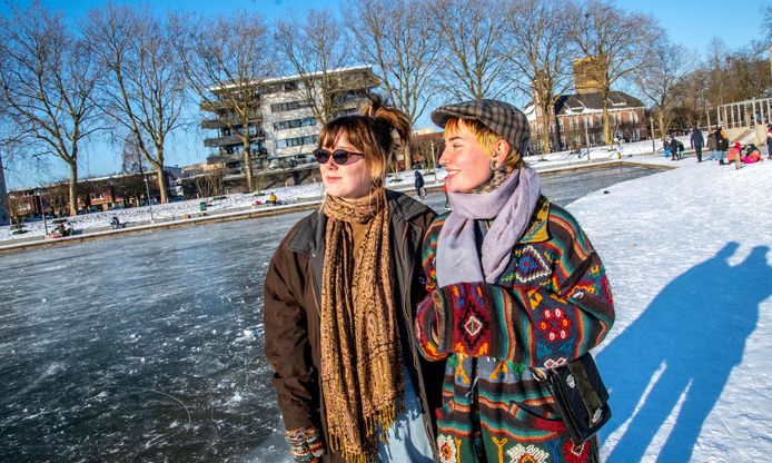 Esra en Maria, beiden 19, genieten van de winterzon en van elkaar in het Tilburgse Kromhoutpark.