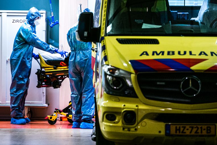 Patiënten worden vanuit het Elisabeth TweestedenZiekenhuis in Tilburg overgebracht naar andere ziekenhuizen. Beeld ANP
