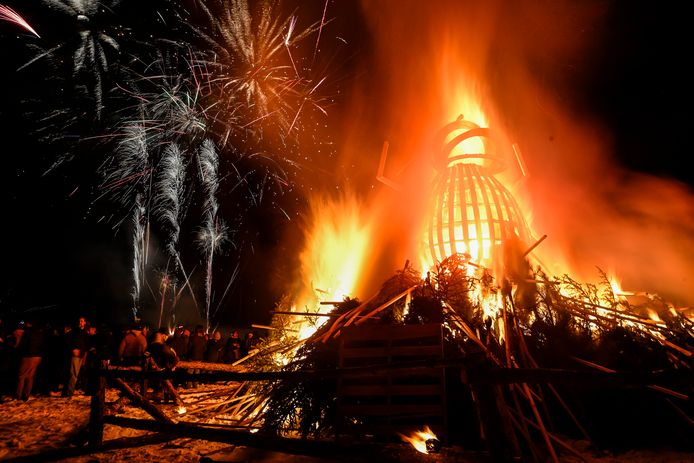 Vuurwerk wordt afgestoken tijdens Custer’s Burning Beetle terwijl de houten kever in brand staat.