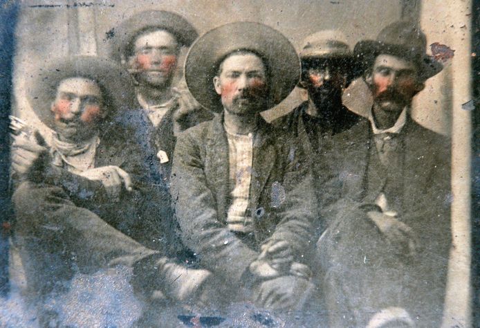 Volgens experts staan Billy the Kid (tweede van links) en Pat Garrett (uiterst rechts) op deze foto.