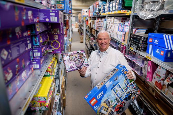 Verkoopdirecteur Hans Hummelink in het magazijn van Otto Simon in Almelo: „Het zal voor groothandels en winkels, door die lange levertijd, vooral moeilijk worden om trendgevoelig speelgoed aan te vullen.”