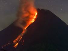 Le volcan indonésien Merapi, l’un des plus actifs au monde, crache de la lave en fusion