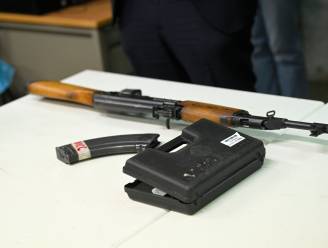 “Iedereen in de buurt wil een gangster zijn”: jongeren veroordeeld wegens bezit en vertoon van namaak-Kalasjnikov in Rabot