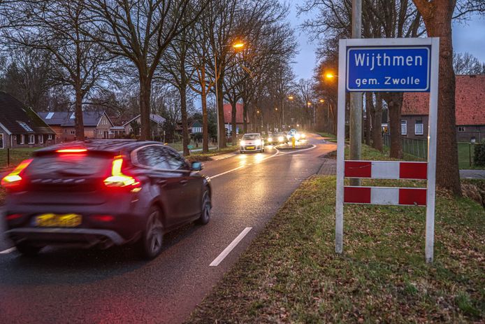 De huidige Kroesenallee door de kern van Wijthmen.