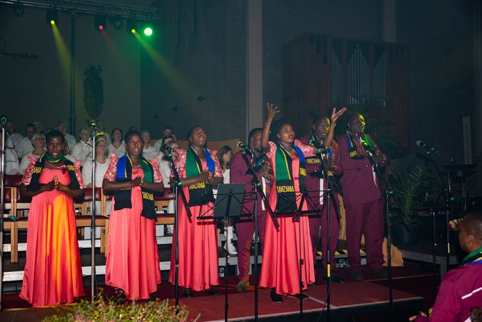 Met veel passie brachten de Tanzaniaanse zangeressen gospelsongs