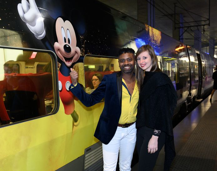 Johan Kalifa Bals en Selina voor de Thalys. Het treinstel is aangekleed met verschillende Disneyfiguren. Waaronder Mickey Mouse.