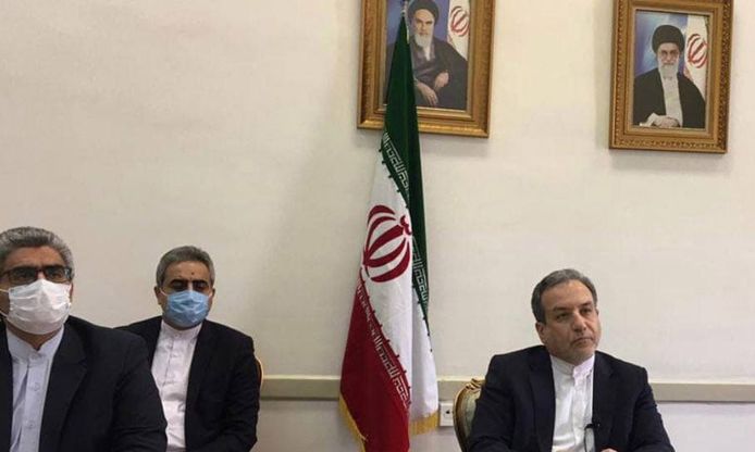 De gedeputeerde minister van Buitenlandse Zaken van Iran Abbas Araghchi (rechts) tijdens een vergadering over de nucleaire deal in Teheran.