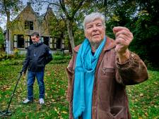 Verloren gewaand ringetje na 31 jaar uit Dubbeldamse klei gevist: ‘Mijn moeder had dit prachtig gevonden’