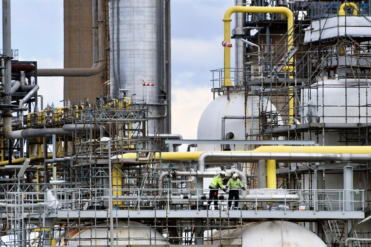  De raffinaderij van Shell in Pernis. Voor de grote oliemaatschappijen lijkt 2021 een goed jaar te worden.  Beeld Hollandse Hoogte / Peter Hilz